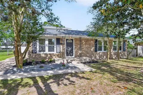 729 Loggins Dr, West Columbia, TX 77486