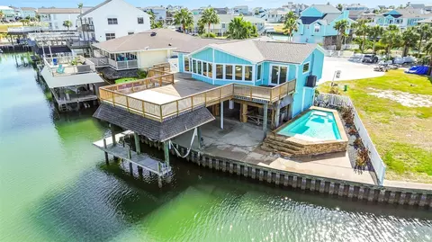 1326 Hawaii Dr, Tiki Island, TX 77554
