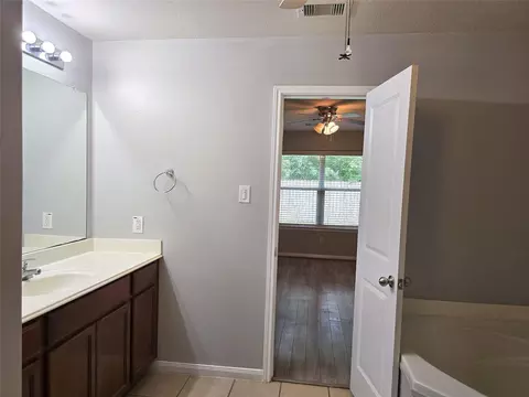 Bath - 10320 Stone Gate Dr, Conroe, TX 77385 photo 2 of 4