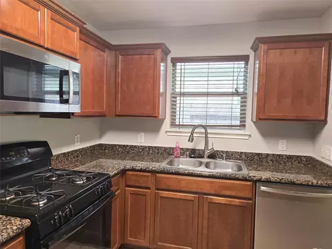 Kitchen - 10320 Stone Gate Dr, Conroe, TX 77385 photo 3 of 5