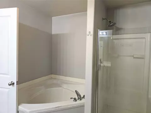 Bath - 10320 Stone Gate Dr, Conroe, TX 77385 photo 3 of 4