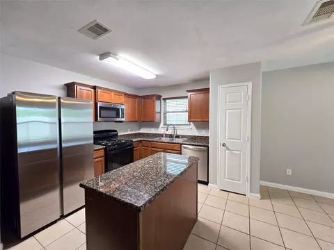Kitchen - 10320 Stone Gate Dr, Conroe, TX 77385 photo 5 of 5