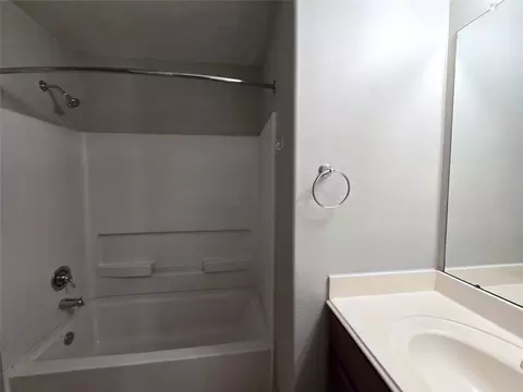 Bath - 10320 Stone Gate Dr, Conroe, TX 77385 photo 4 of 4