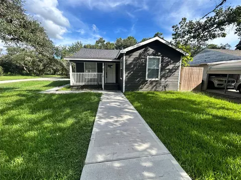 104 Mesquite St, Louise, TX 77455