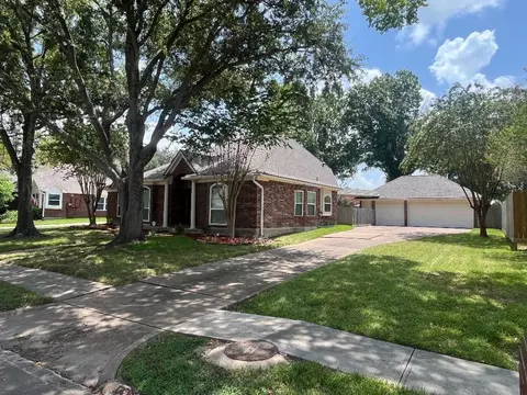 705 Eagle Lakes Dr, Friendswood, TX 77546
