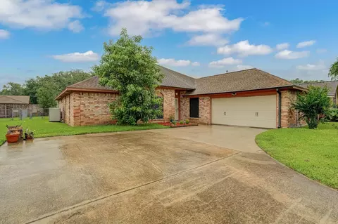 139 Spanish Moss Ln, Lake Jackson, TX 77566