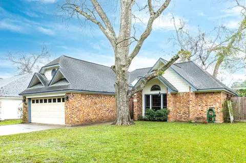214 Zinnia St, Lake Jackson, TX 77566