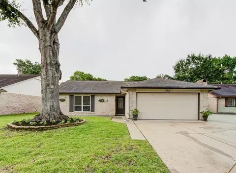 2507 Maple Tree Ct, Stafford, TX 77477