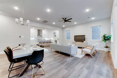 1422 W 34th 12 St, Houston, TX 77018