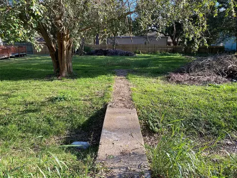 913 Chesnut St, La Marque, TX 77568