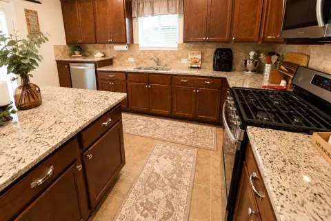 Kitchen - 226 Flaxen Chestnut, Spring, TX 77382 photo 3 of 5