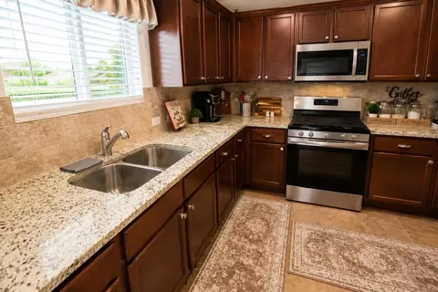 Kitchen - 226 Flaxen Chestnut, Spring, TX 77382 photo 5 of 5