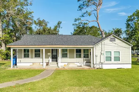 505 E 4th St, Sweeny, TX 77480 photo 1