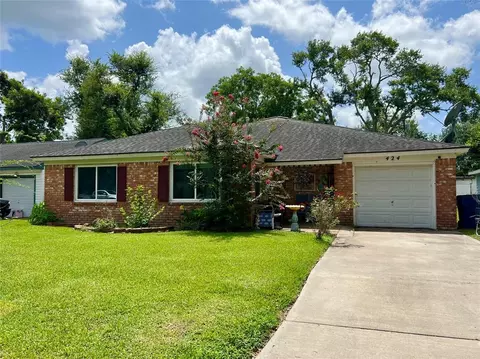 424 Evans St, Angleton, TX 77515