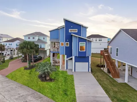 4118 Defender Ln, Galveston, TX 77554