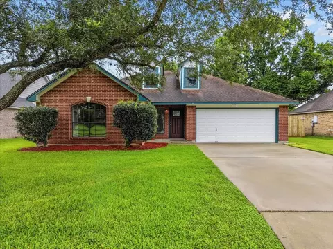 111 Jamestown Ave, Clute, TX 77531