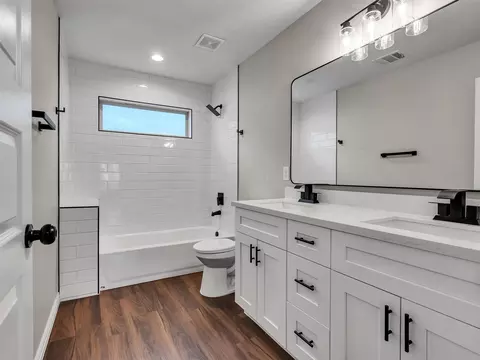 Bath - 8029 Ritz St, Houston, TX 77028 photo 2 of 4