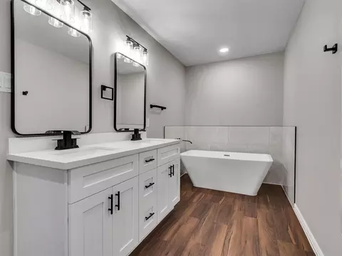 Bath - 8029 Ritz St, Houston, TX 77028 photo 1 of 4