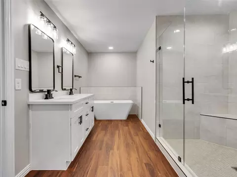 Bath - 8029 Ritz St, Houston, TX 77028 photo 4 of 4