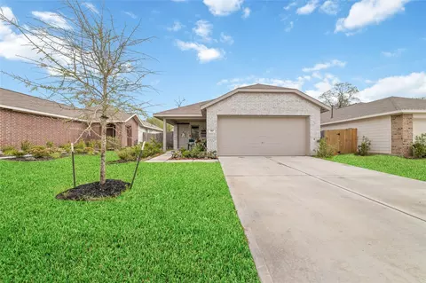 310 Riverwood Village Ln, Sealy, TX 77474