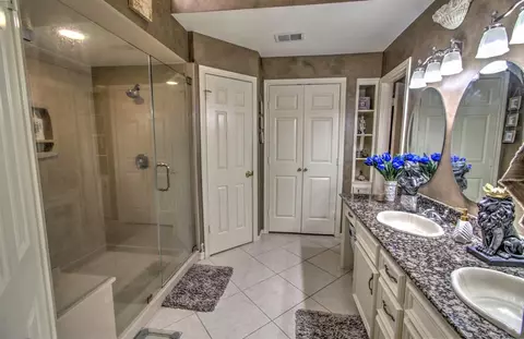 Bath - 52 Cherry Hill Dr, Conroe, TX 77304 photo 3 of 4