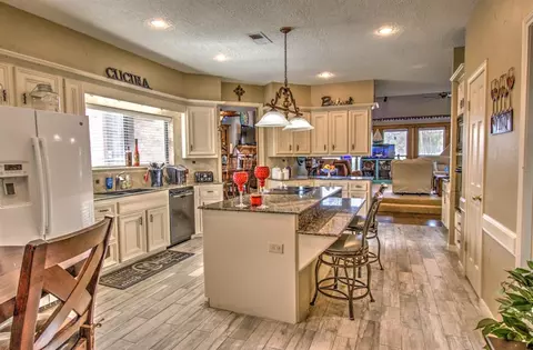 Kitchen - 52 Cherry Hill Dr, Conroe, TX 77304 photo 3 of 4