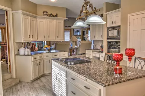 Kitchen - 52 Cherry Hill Dr, Conroe, TX 77304 photo 4 of 4