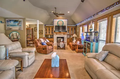 Living - 52 Cherry Hill Dr, Conroe, TX 77304 photo 2 of 5
