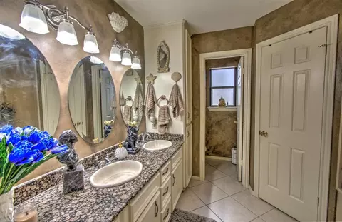 Bath - 52 Cherry Hill Dr, Conroe, TX 77304 photo 2 of 4