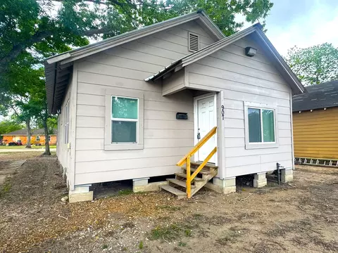 907 E Jackson St, El Campo, TX 77437