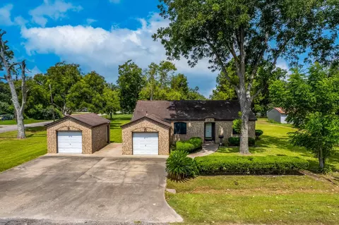 501 Avenue B, Sweeny, TX 77480 photo 1