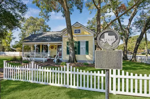 305 Hardeman St, Sealy, TX 77474