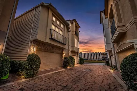 2835 Clinton Dr, Houston, TX 77020