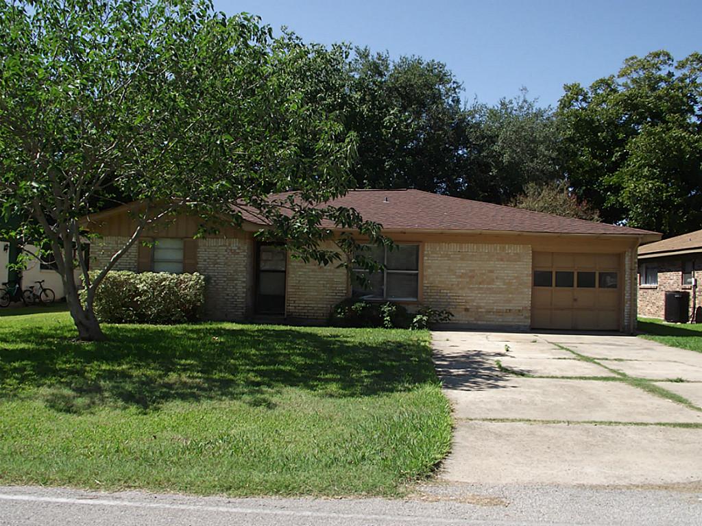 512 Sims Dr, Angleton, TX 77515 photo 1
