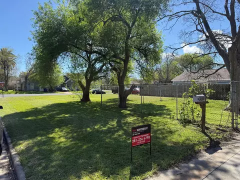 204 8th Ave N, Texas City, TX 77590