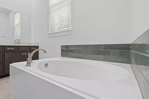 Bath - 528 Red Cascade Trl, Willis, TX 77318 photo 5 of 5