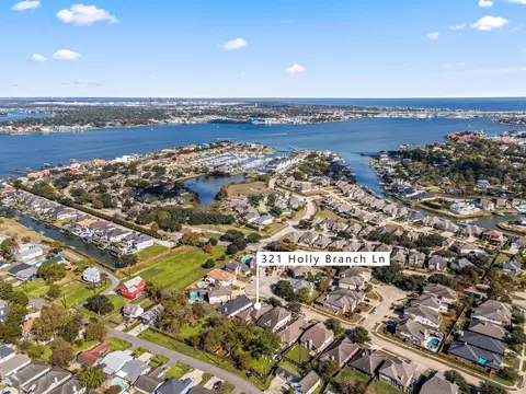321 Holly Branch Ln, Kemah, TX 77565