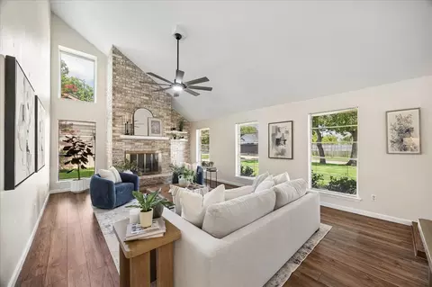 813 Lakeview Dr, Sugar Land, TX 77498