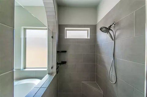 Bath - 546 Cedar Harbor Ct, Conroe, TX 77304 photo 7 of 8