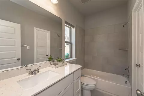 Bath - 546 Cedar Harbor Ct, Conroe, TX 77304 photo 1 of 8