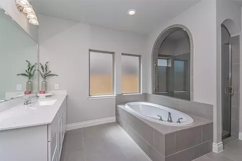Bath - 546 Cedar Harbor Ct, Conroe, TX 77304 photo 3 of 8