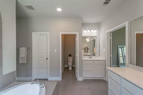 Bath - 546 Cedar Harbor Ct, Conroe, TX 77304 photo 5 of 8