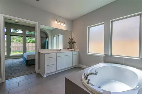 Bath - 546 Cedar Harbor Ct, Conroe, TX 77304 photo 2 of 8