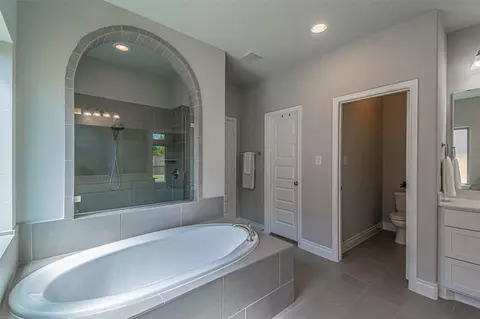 Bath - 546 Cedar Harbor Ct, Conroe, TX 77304 photo 6 of 8
