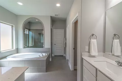 Bath - 546 Cedar Harbor Ct, Conroe, TX 77304 photo 4 of 8