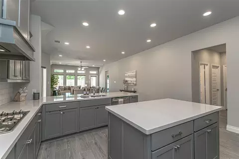 Kitchen - 546 Cedar Harbor Ct, Conroe, TX 77304 photo 7 of 9