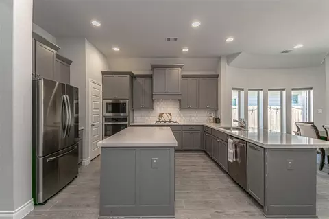 Kitchen - 546 Cedar Harbor Ct, Conroe, TX 77304 photo 2 of 9
