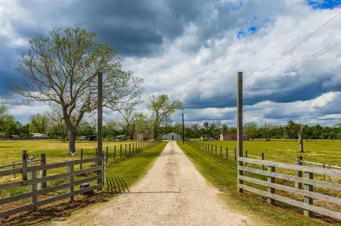 8283 Ashwood Rd, Van Vleck, TX 77482