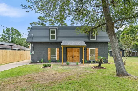 12217 Pine Ln, Dickinson, TX 77539