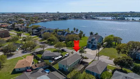 1618 Bayou Shore Dr, Galveston, TX 77551